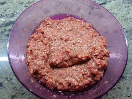 Guiso de albóndigas y patatas en olla programable.