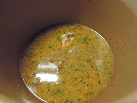 Guiso de albóndigas y patatas en olla programable.