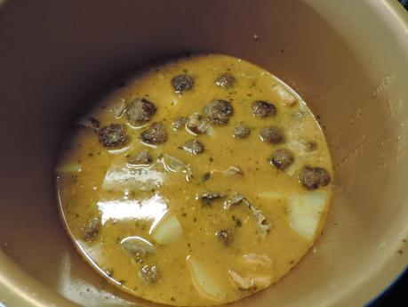 Guiso de albóndigas y patatas en olla programable.