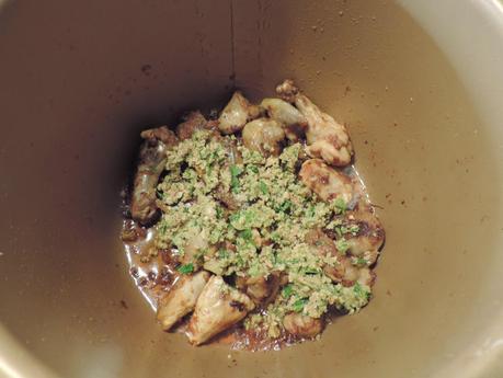 Guiso de albóndigas y patatas en olla programable.