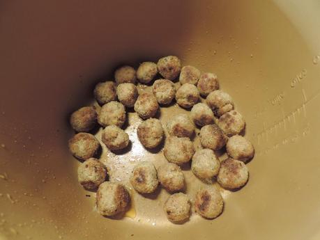Guiso de albóndigas y patatas en olla programable.