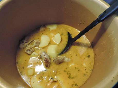 Guiso de albóndigas y patatas en olla programable.