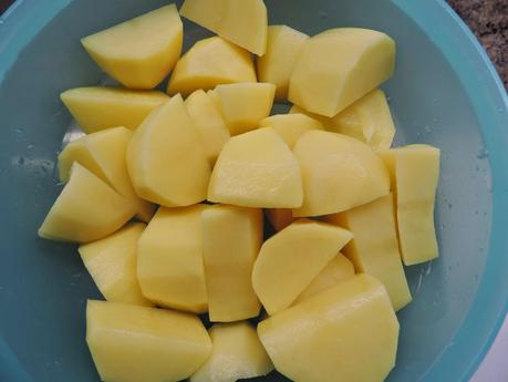 Guiso de albóndigas y patatas en olla programable.