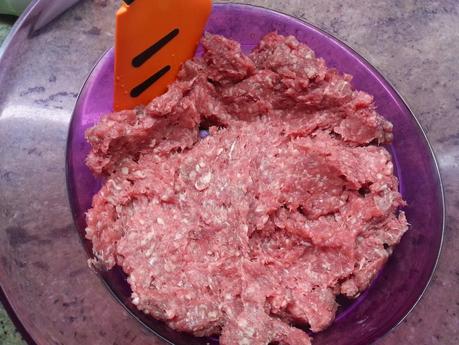 Guiso de albóndigas y patatas en olla programable.