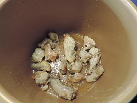 Guiso de albóndigas y patatas en olla programable.