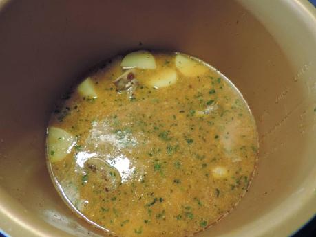 Guiso de albóndigas y patatas en olla programable.