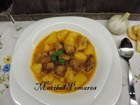 Guiso de albóndigas y patatas en olla programable.