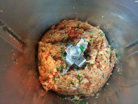 Guiso de albóndigas y patatas en olla programable.