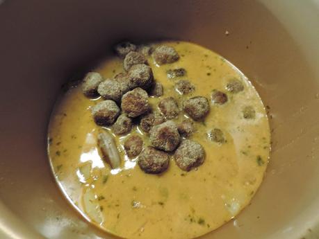 Guiso de albóndigas y patatas en olla programable.