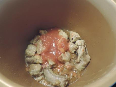 Guiso de albóndigas y patatas en olla programable.