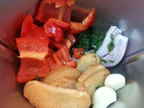 Guiso de albóndigas y patatas en olla programable.