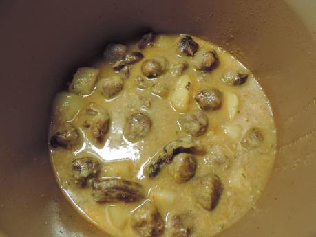 Guiso de albóndigas y patatas en olla programable.