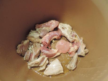 Guiso de albóndigas y patatas en olla programable.