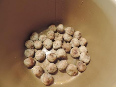 Guiso de albóndigas y patatas en olla programable.