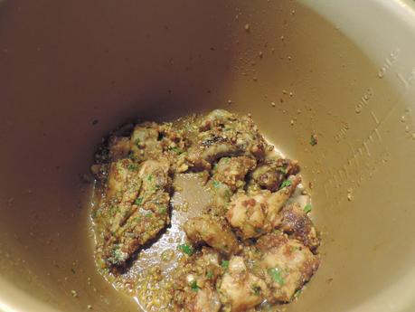 Guiso de albóndigas y patatas en olla programable.