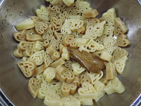 Pasta frita con especias de aperitivo en olla programable.