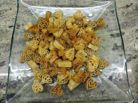 Pasta frita con especias de aperitivo en olla programable.