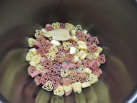 Pasta frita con especias de aperitivo en olla programable.