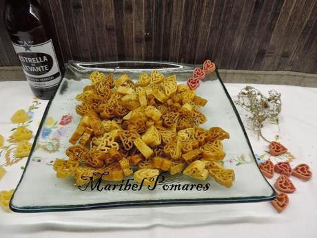 Pasta frita con especias de aperitivo en olla programable.