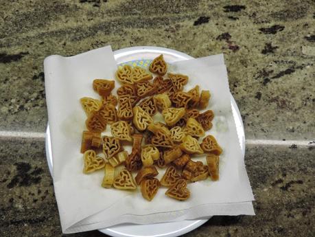 Pasta frita con especias de aperitivo en olla programable.