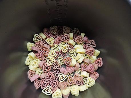 Pasta frita con especias de aperitivo en olla programable.