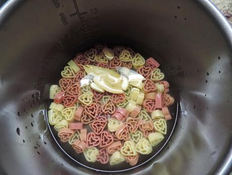 Pasta frita con especias de aperitivo en olla programable.