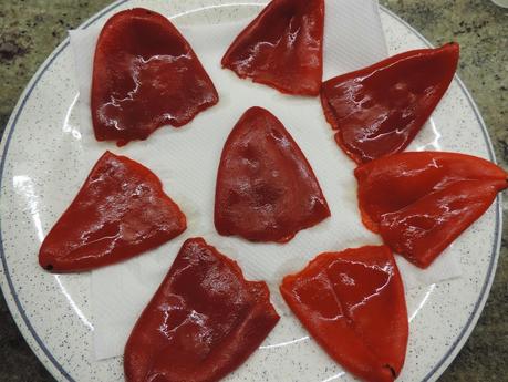 Pimientos rellenos con mejillones y salsa de nueces.