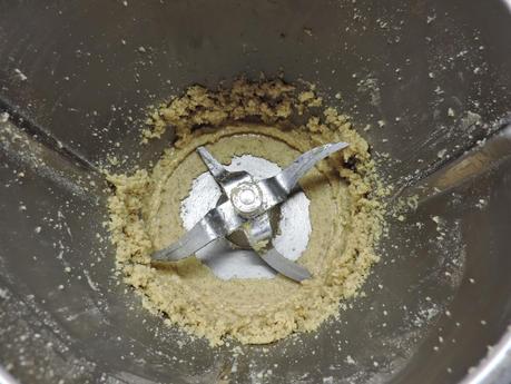 Pimientos rellenos con mejillones y salsa de nueces.