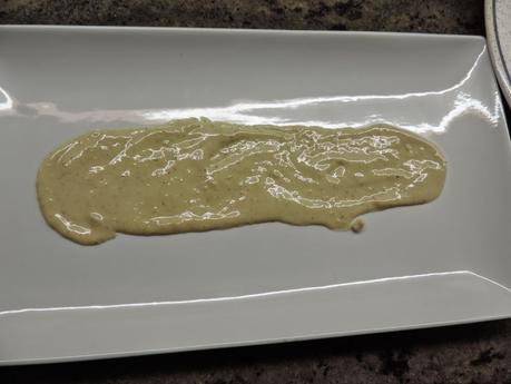 Pimientos rellenos con mejillones y salsa de nueces.