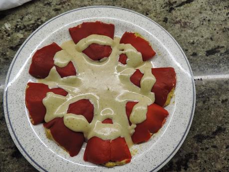 Pimientos rellenos con mejillones y salsa de nueces.