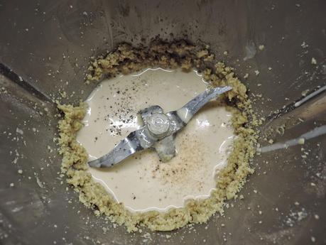 Pimientos rellenos con mejillones y salsa de nueces.