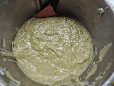 Pimientos rellenos con mejillones y salsa de nueces.