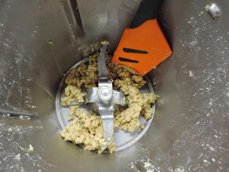 Pimientos rellenos con mejillones y salsa de nueces.