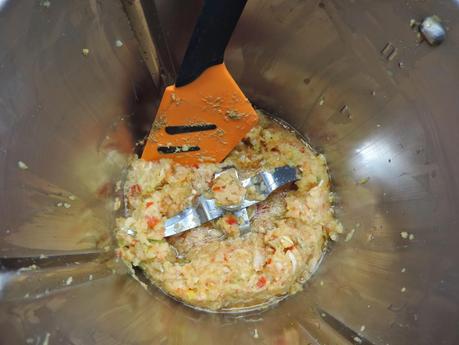 Pimientos rellenos con mejillones y salsa de nueces.