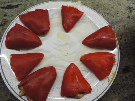 Pimientos rellenos con mejillones y salsa de nueces.