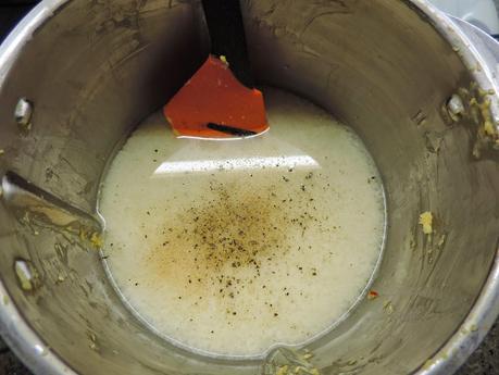 Pimientos rellenos con mejillones y salsa de nueces.