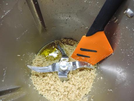 Pimientos rellenos con mejillones y salsa de nueces.