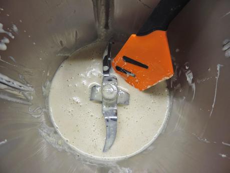 Pimientos rellenos con mejillones y salsa de nueces.