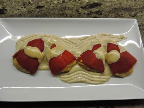 Pimientos rellenos con mejillones y salsa de nueces.