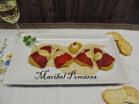 Pimientos rellenos con mejillones y salsa de nueces.