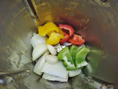 Pimientos rellenos con mejillones y salsa de nueces.