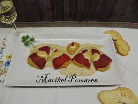 Pimientos rellenos con mejillones y salsa de nueces.