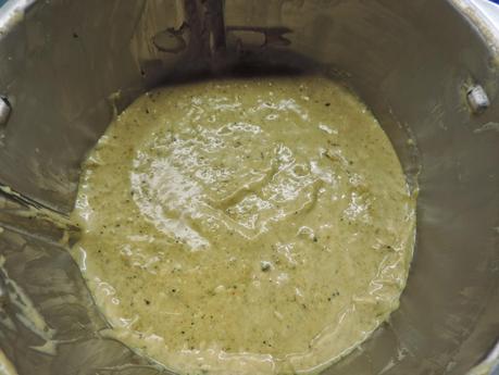 Pimientos rellenos con mejillones y salsa de nueces.