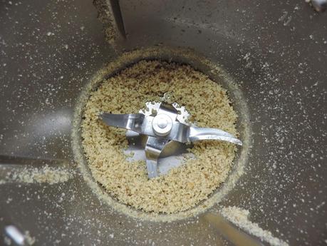 Pimientos rellenos con mejillones y salsa de nueces.