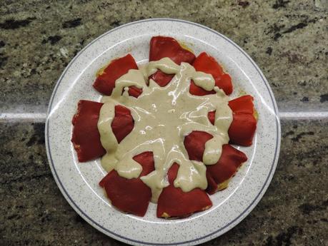 Pimientos rellenos con mejillones y salsa de nueces.