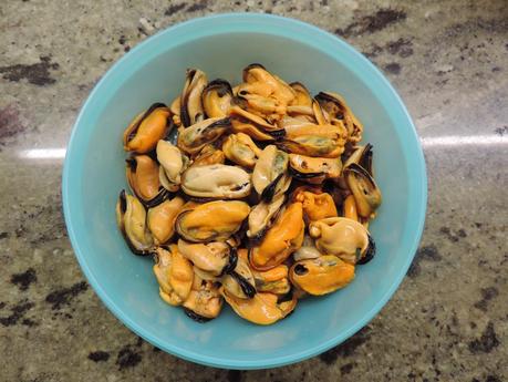 Pimientos rellenos con mejillones y salsa de nueces.