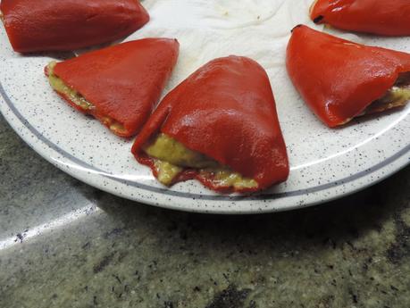 Pimientos rellenos con mejillones y salsa de nueces.