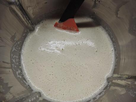 Pimientos rellenos con mejillones y salsa de nueces.