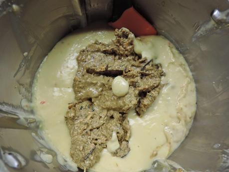 Pimientos rellenos con mejillones y salsa de nueces.