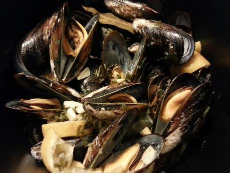 Pimientos rellenos con mejillones y salsa de nueces.